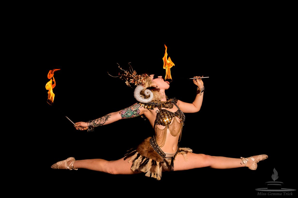 Show tricks. Фокус волшебство. Show tricks. Чудеса фокусы. Корреспондент на шоу магия.